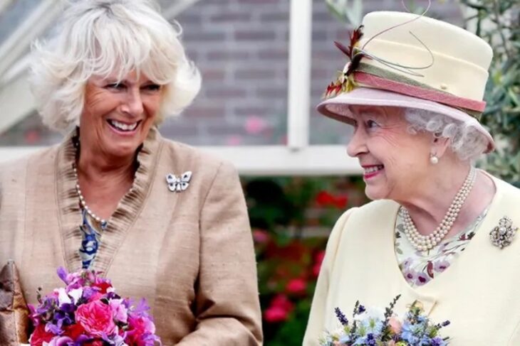 Reina Isabel II y Camilla conversando