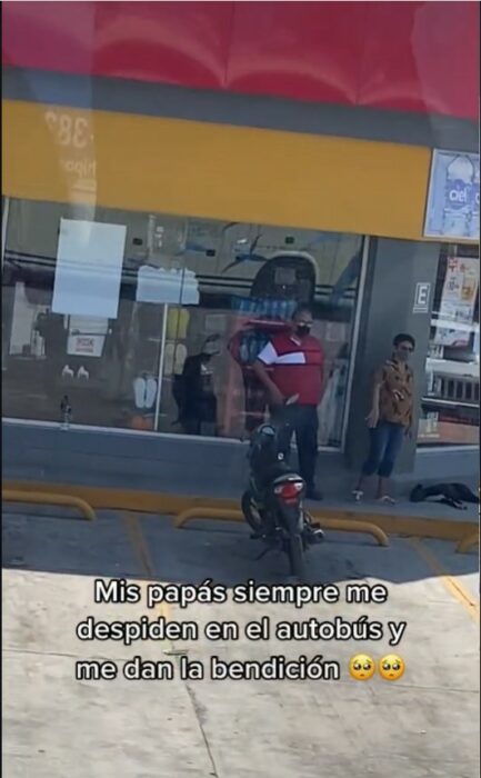 hombre y mujer a punto de caminar cerca de un Oxxo 