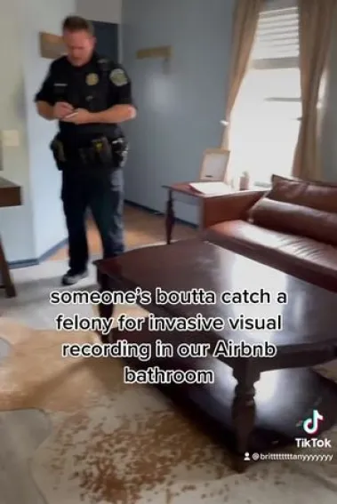Chica denuncia en tiktok camara oculta en baño de Airbnb
