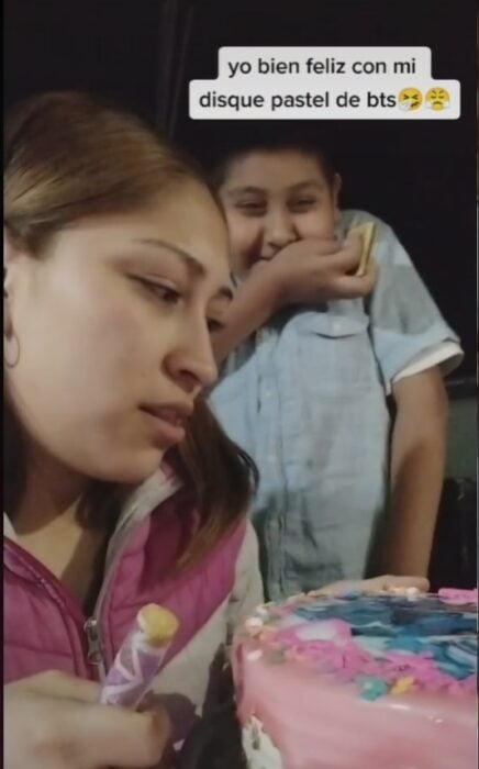 captura de pantalla de un niño riéndose porque a su hermana le dieron un pastel equivocado 