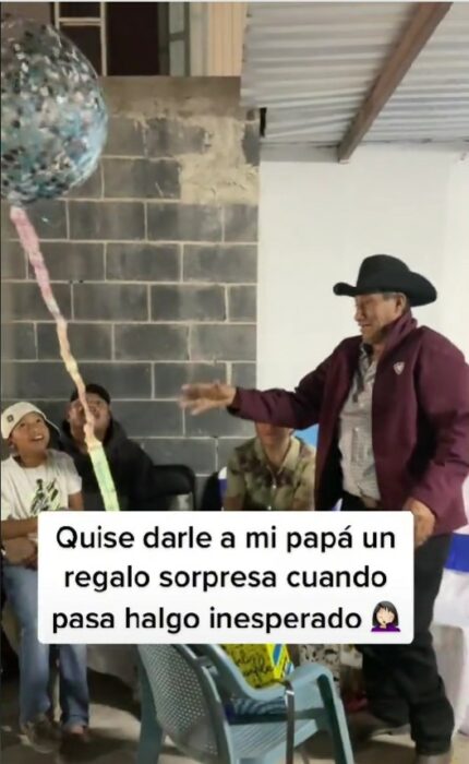 captura de pantalla de un hombre con un globo con cordón lleno de billetes 