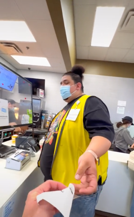 Chico comprando comida en un macdonalds