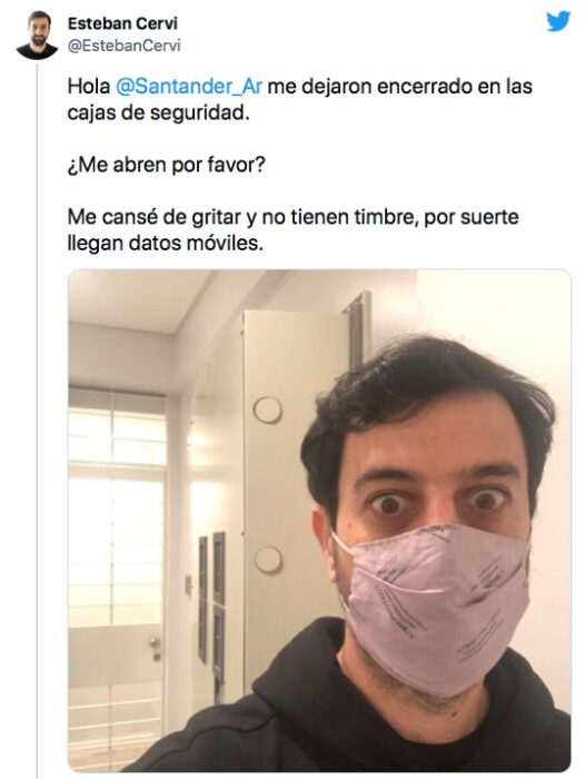 Chico cuenta en twitter que se quedó encerrado en un banco