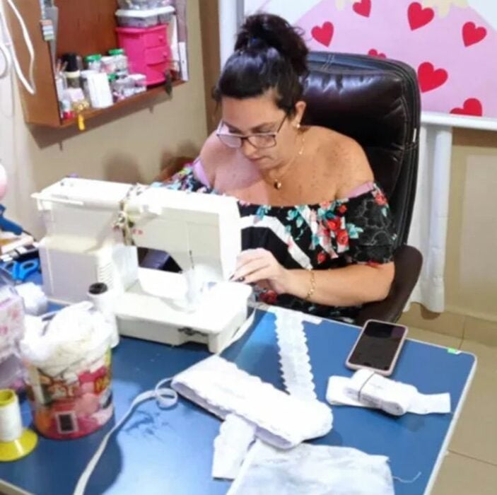 Elizandra Regina de Cândido confeccionando corbatas en maquina 