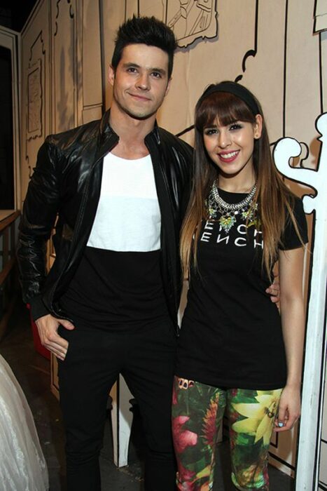 Eleazar Gómez next to the singer Danna Paola 