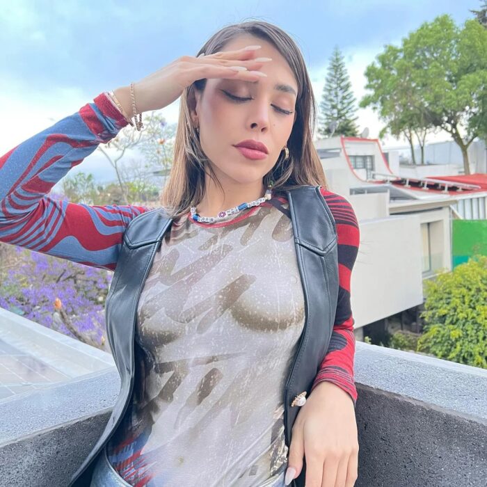 Danna Paola posando en un balcón 