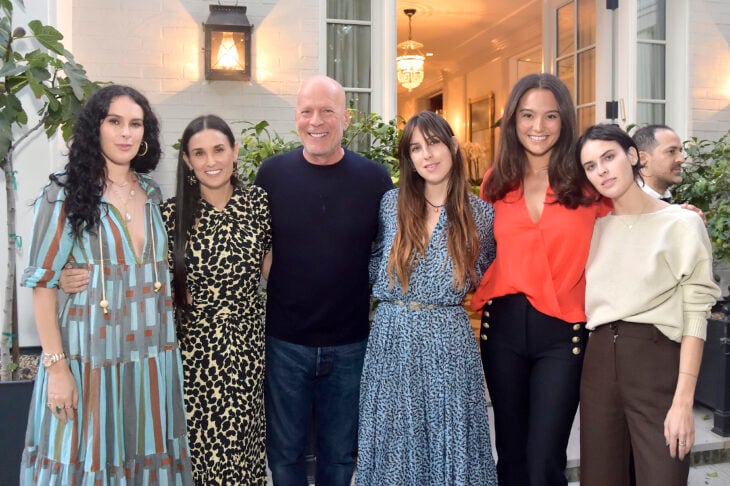 Bruce Willis y Demi Moore en una fotografía con sus hijas y Emma la actual esposa de Bruce 