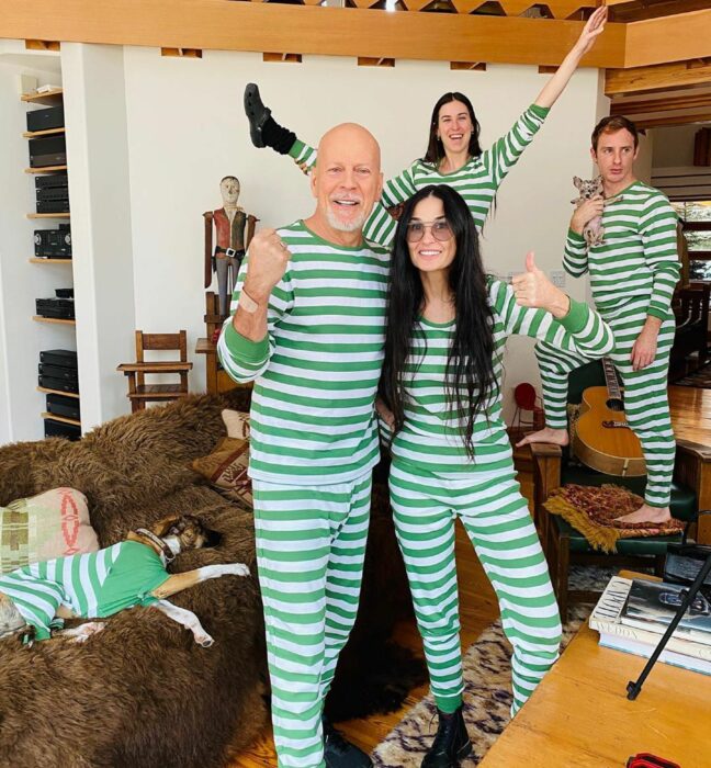Demi Moore y Bruce Willis con su hija y un chico en pijama de rallas color verde 