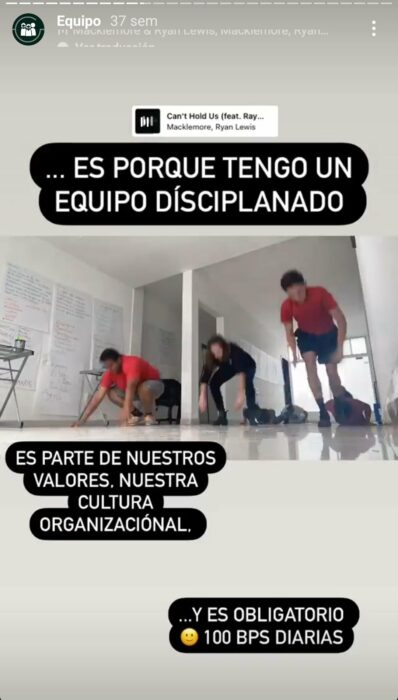 captura de pantalla de personas haciendo burpees en el trabajo 