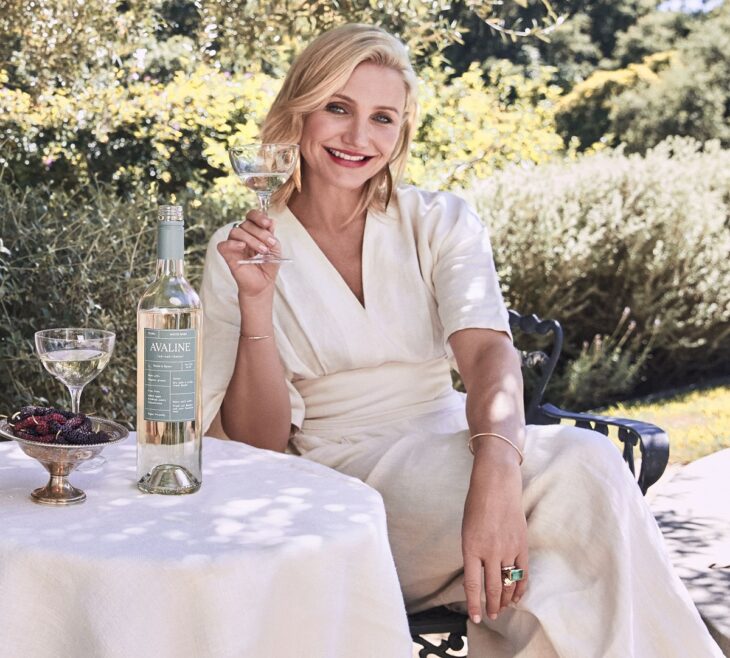 Cameron Diaz sosteniendo copa de vino