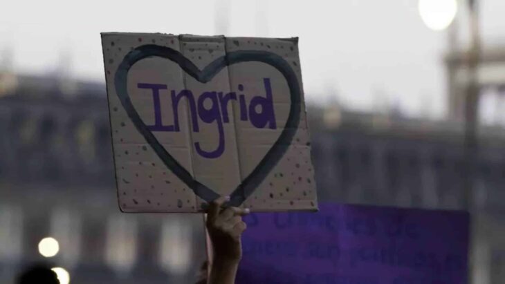 letrero en una pancarta con el nombre de Ingrid en medio de un corazón 