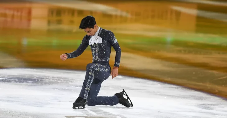 Donovan carrillo durante una competencia de patinaje 