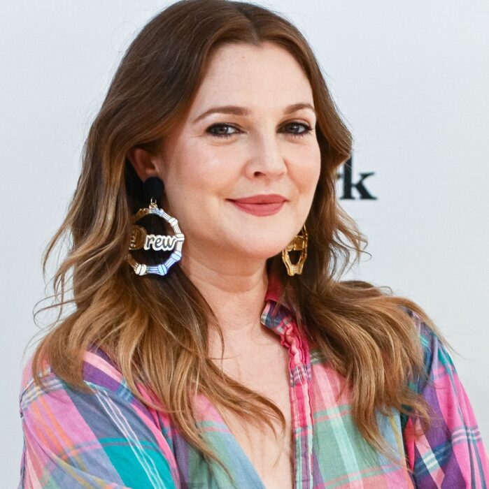 Drew Barrymore llevando camisa a cuadros; Drew Barrymore se sincera sobre su vida amorosa siendo madre soltera