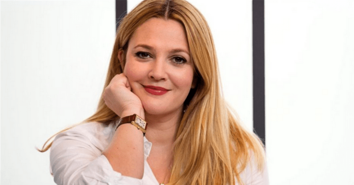 Drew Barrymore sonriendo; Drew Barrymore se sincera sobre su vida amorosa siendo madre soltera