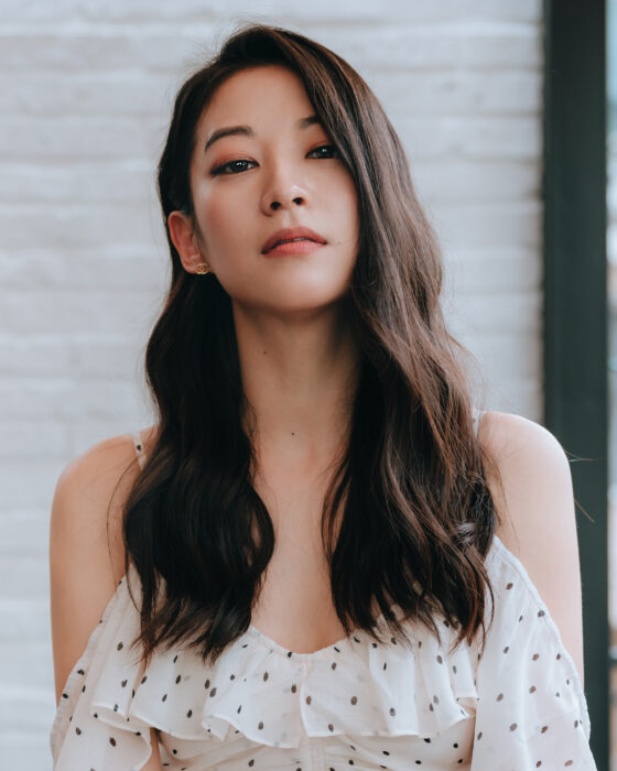 Arden Cho posando para una fotografía 