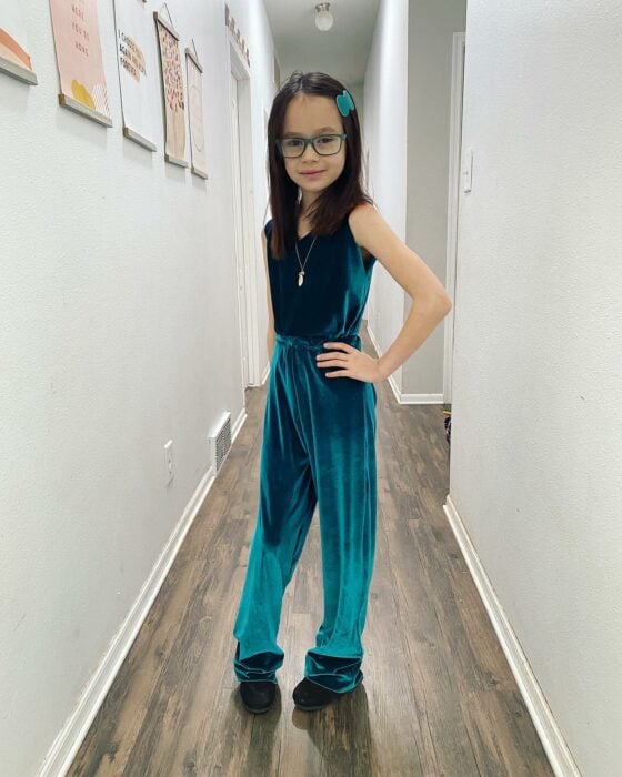 Traje azul turquesa ;Esta pequeña de nueve años hace su propia ropa