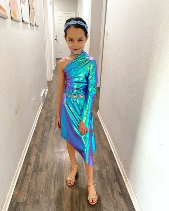 vestido de holograma ;Esta pequeña de nueve años hace su propia ropa