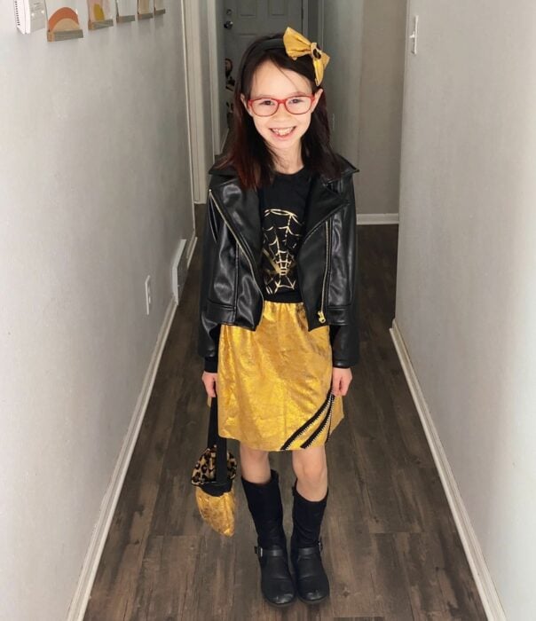 Vestido dorado ;Esta pequeña de nueve años hace su propia ropa
