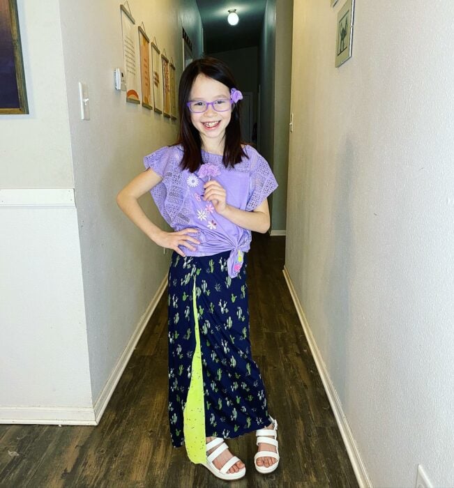 Falda en tono azul y verde ;Esta pequeña de nueve años hace su propia ropa