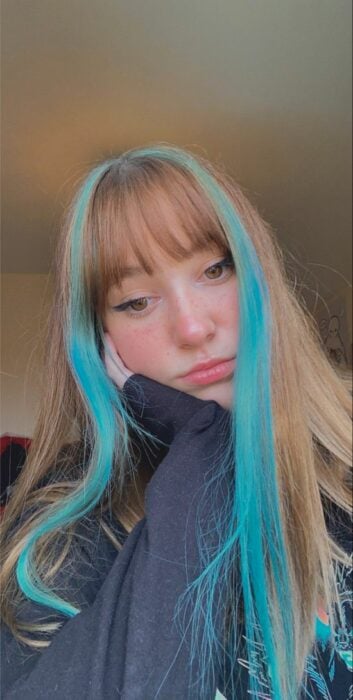 selfie de una chica que muestra sus mechas en color azul 