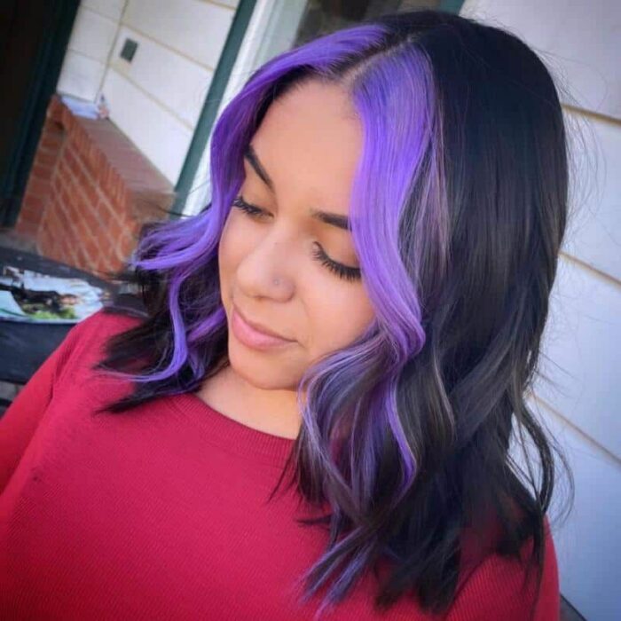 cara de una chica luciendo su mechas frontales en color morado 