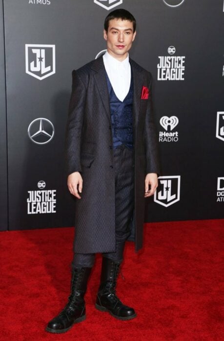 Actor Ezra Miller en la alfombra roja de la película Justice League 