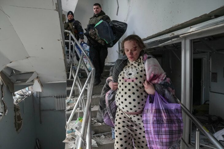 Mariana Vishegirskaya evacuando hospital bombardeado