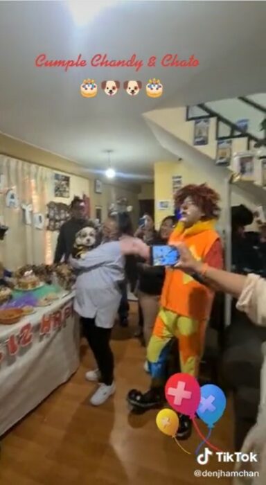 foto de un payaso rodeado de personas en una fiesta 