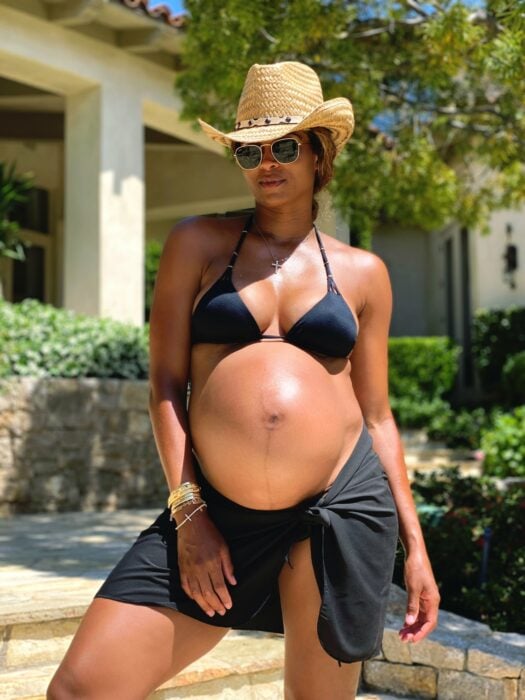 Ciara posando embarazada en bikini 