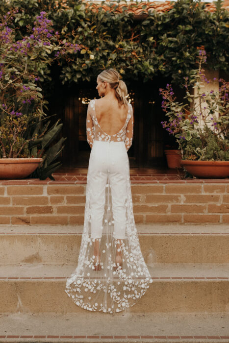 jumpsuit blanco de novia con espalda descubierta