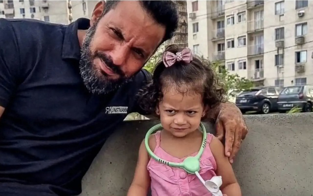 Isabela girl who was born angry posing with her photographer 