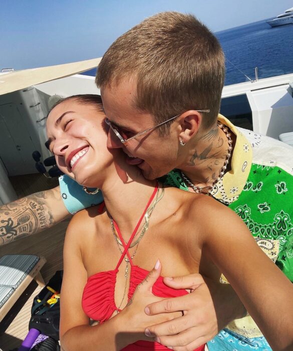 Selfie of Justin Bieber kissing the neck of his wife Hailey 