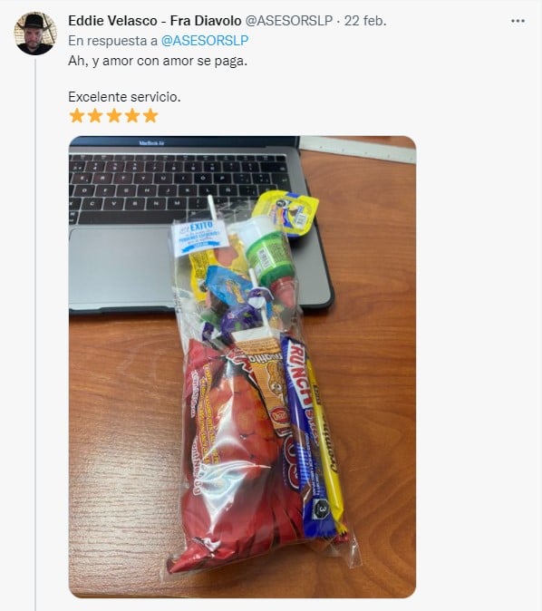 bolsa de dulces sobre una computadora en el escritorio de una oficina