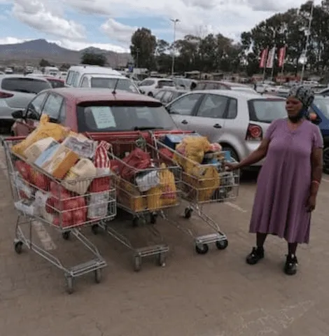 Joven usó sus ahorros y le dio a sus padres un mercado de comida para 3 meses. Quiere retribuirles