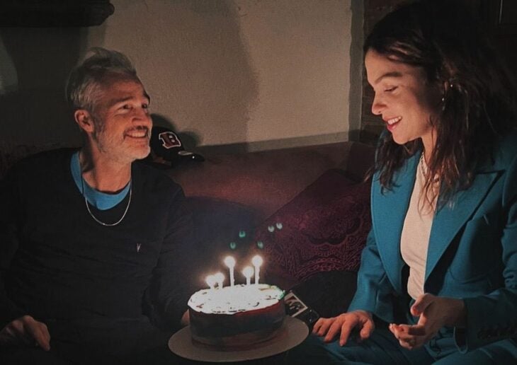 Juan Pablo Medina a lado de su novia Paulina Dávila en su pastel de cumpleaños 