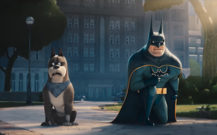 Batman animado a lado de Ace el súper perro en la película DC Liga de Supermascotas