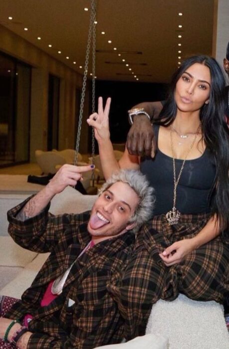 Kim Kardashian posando con Pete Davidson 