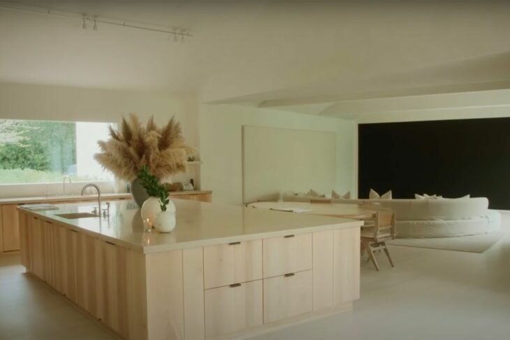 Cocina de la casa de Kim Kardashian en tonos neutros 