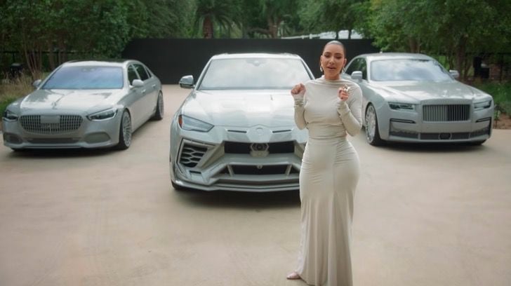 Kim Kardashian mostrando el color de sus autos 