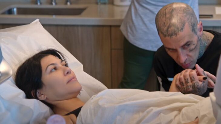 Kourtney y Travis en un hospital