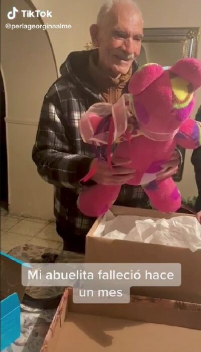 hombre de edad mayor con un peluche en sus manos 