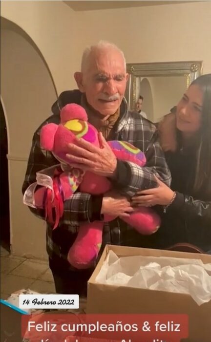 hombre llorando mientras abraza un oso de peluche 