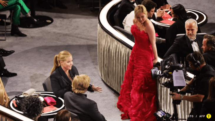 Kirsten Dunst parada frente a su esposo y la presentadora Amy Schumer