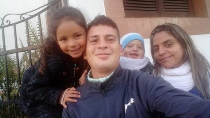 Familia sonriendo; Limpiaba vidrios con su hija al lado y una foto cambió su vida