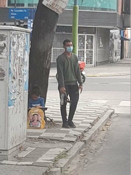 hombre limpiando vidrios ;Limpiaba vidrios con su hija al lado y una foto cambió su vida