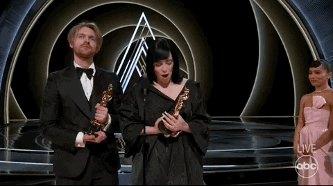 Gif de la reacción de Billie Eilish en los premios Oscar 2022 