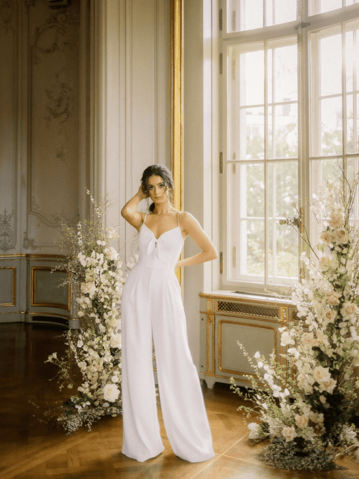 novia con jumpsuit blanco de tirantes boda veraniega