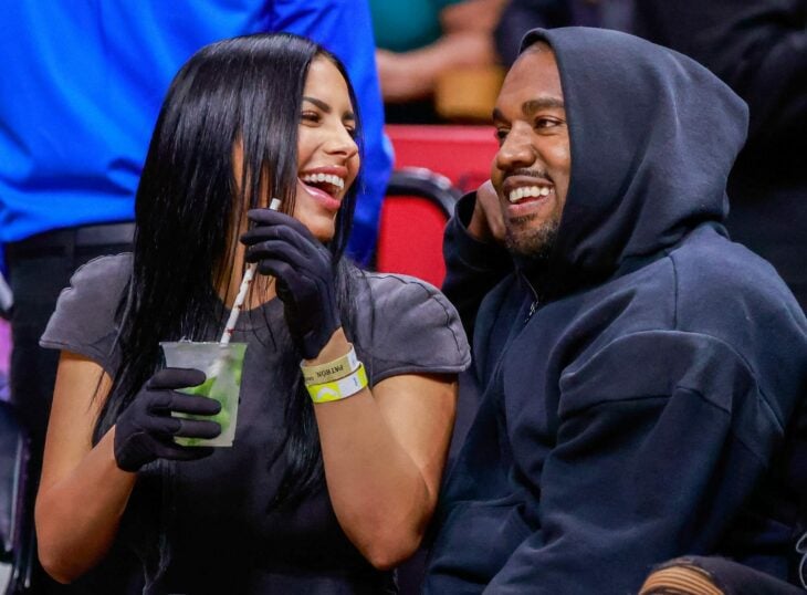 Chaney Jones y Kanye West en partido de la NBA