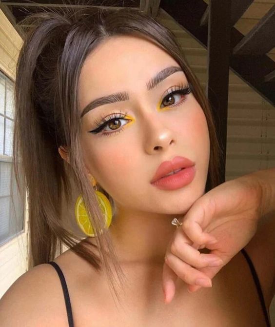 delineado amarillo ;13 Maquillajes sencillos por si ya vas tarde a la oficina