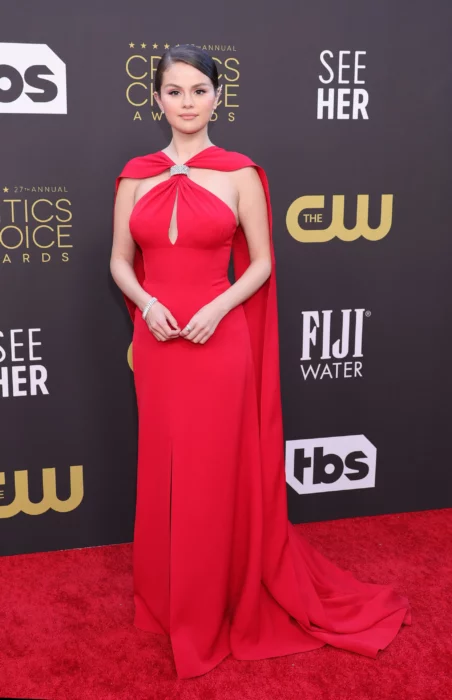 Selena Gomez ;Los mejores looks de los Critics Choice Awards